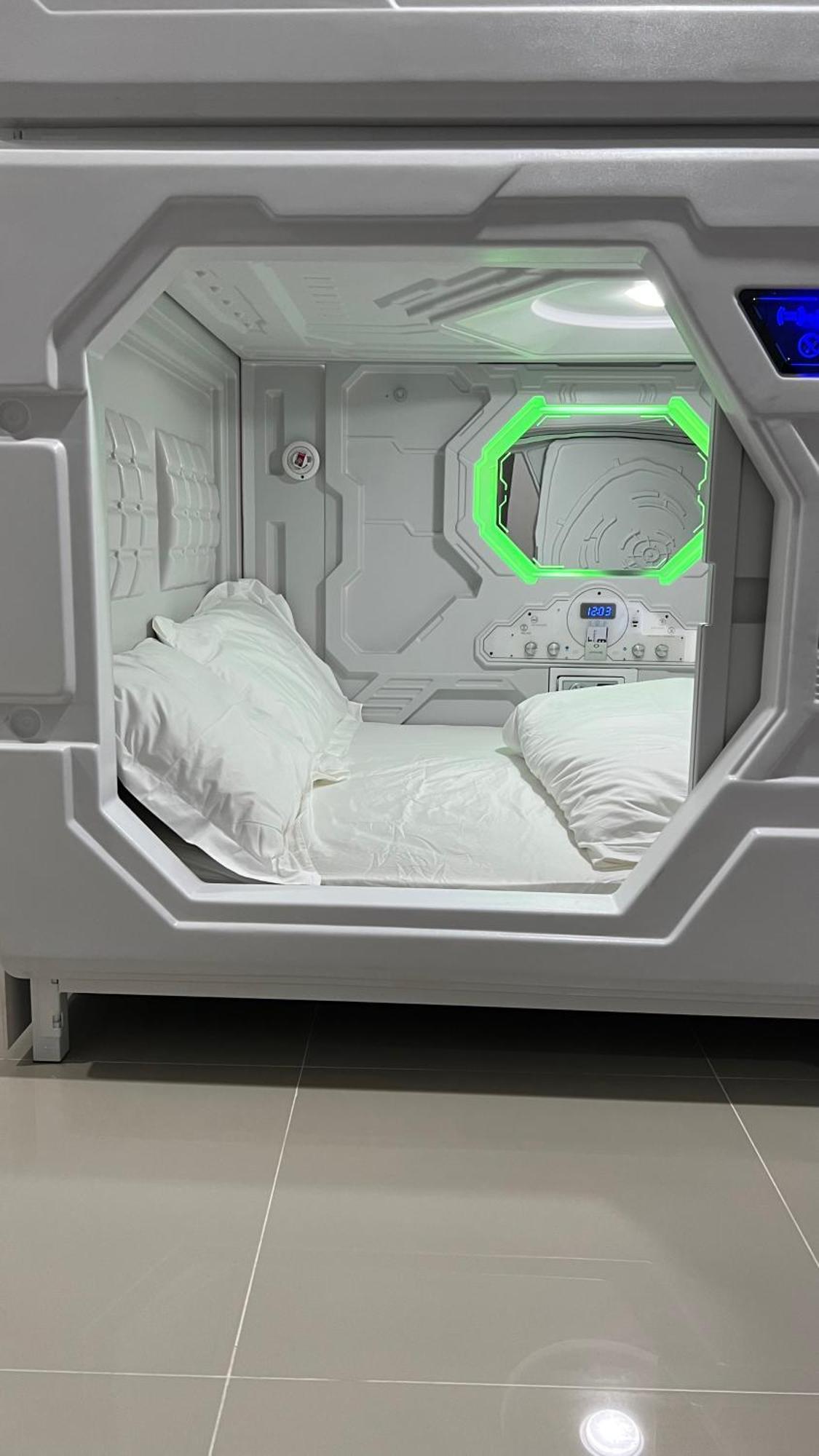 Kiwi Capsule Hotel Bangkok Exteriér fotografie