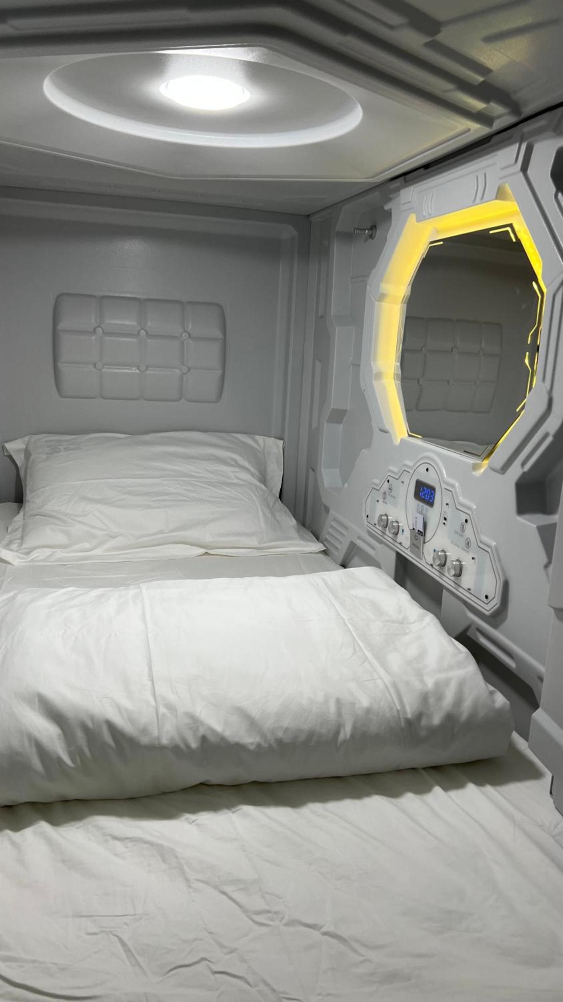 Kiwi Capsule Hotel Bangkok Exteriér fotografie